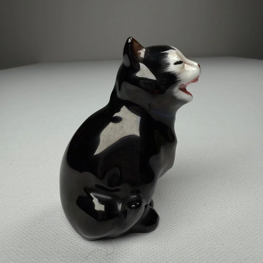 Vintage Royal Doulton Lucky Cat Fine Bone‎ China Figurine